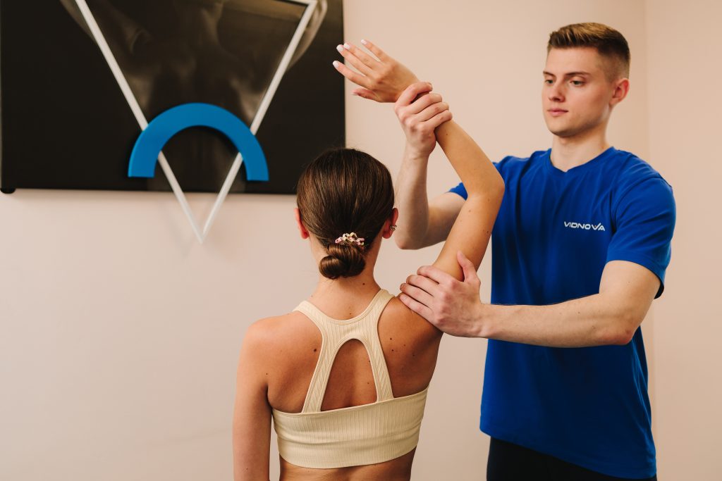 Біль між лопатками: причини, лікування, діагностика