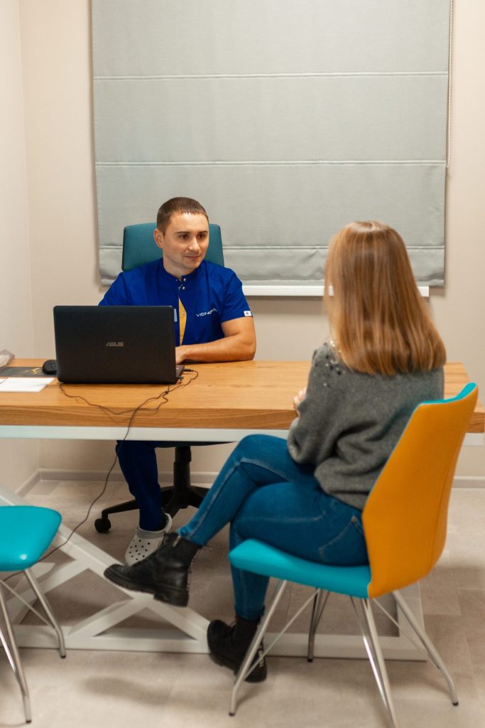 Реабілітація для офісних працівників: як позбутися болю в шиї та спині?