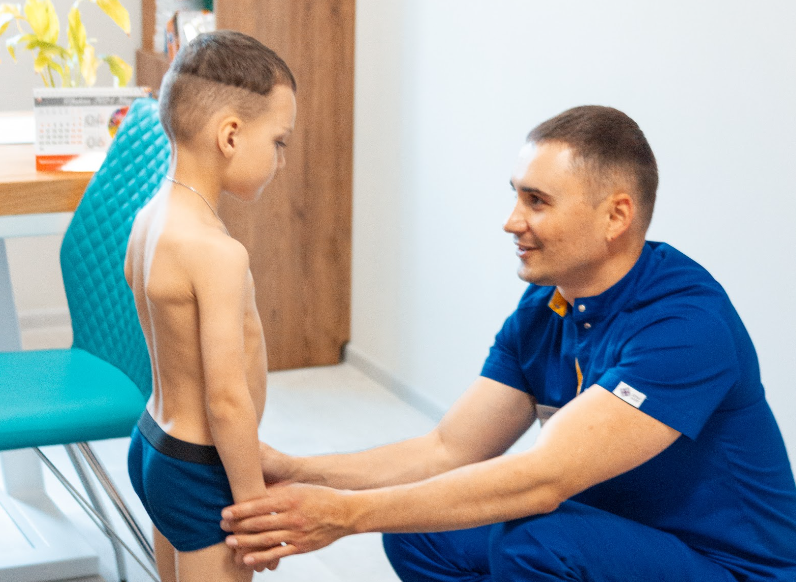 Чому дитина криво сидить за столом і чи може це впливати на поставу?